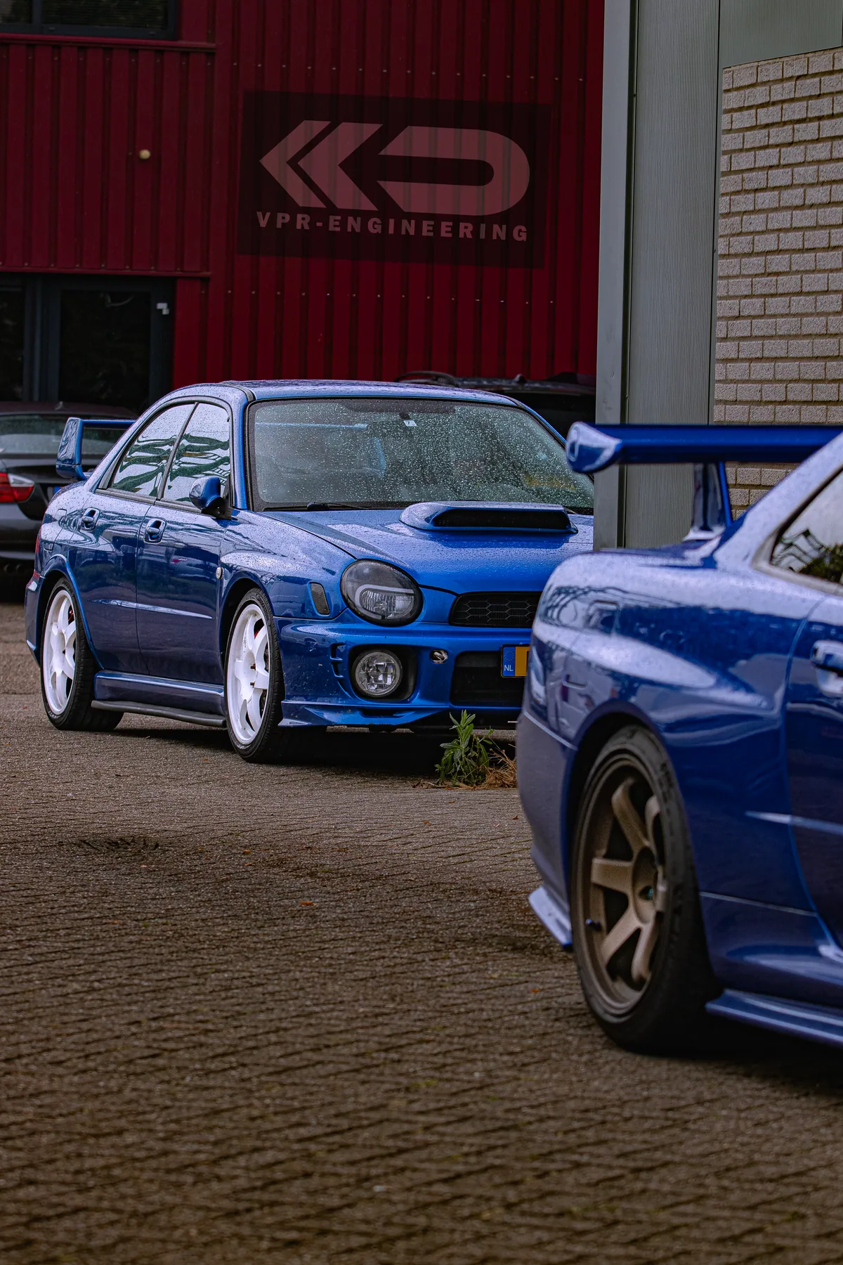 Twee blauwe Subaru Impreza’s voor het pand van VPR-Engineering.