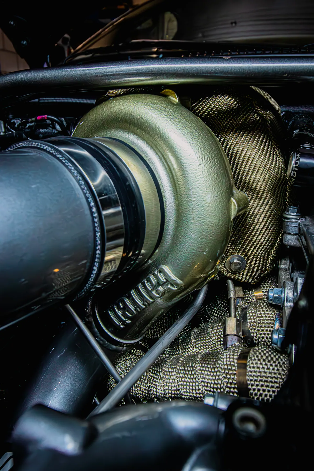 Detailopname van een turbohuis met carbon hitteschild.